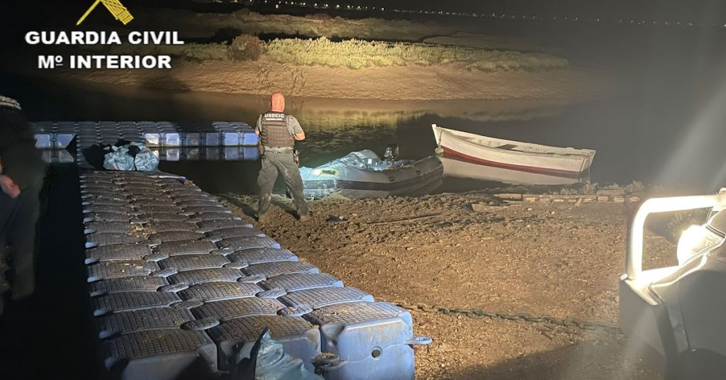 Detenidos cuatro narcos con 915 kilos de hachís en un alijo frustrado en Chiclana