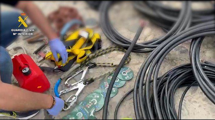 La Guardia Civil sorprende a seis personas robando 2 km de cable en el Aljarafe