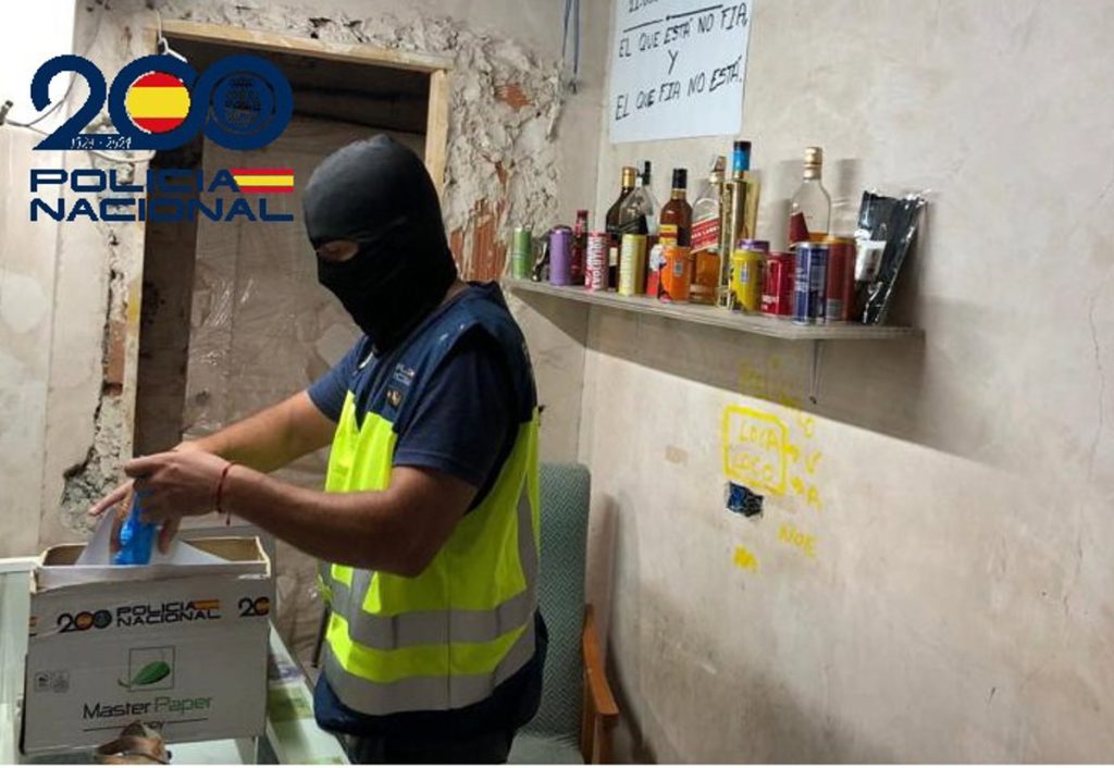 Desmantelado un "supermercado de droga" en Tiro de Línea con tres detenidos