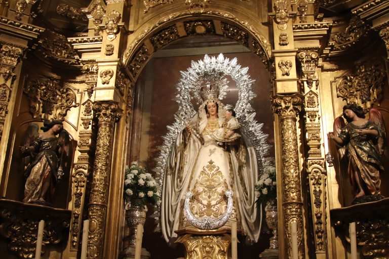 Virgen del Rosario de la Hermandad de la Macarena con atuendo de verano