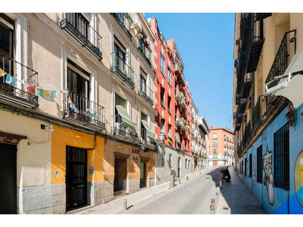 La calle del Salitre: historia, industria y heroísmo en el corazón de Lavapiés