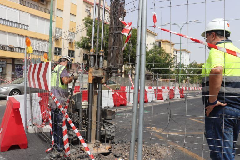 Trabajos de cata en Doctor Fedriani. Obras del Metro l&iacute;nea 3, Sevilla-