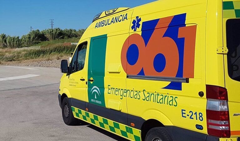 Imagen e archivo de una ambulancia del o61 de la Junta de Andaluc&iacute;a.