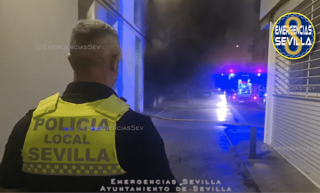 Tres personas atendidas por inhalación de humo tras incendio en aparcamiento en Sevilla