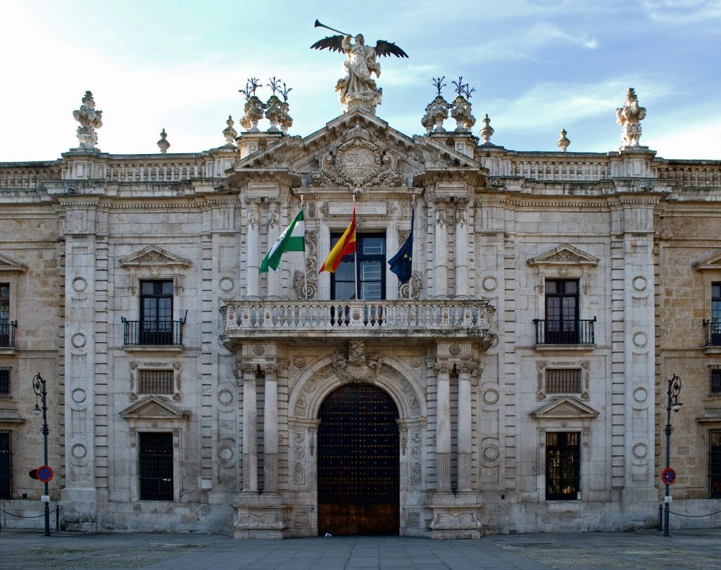 La Universidad de Sevilla mejora su perfil investigador en el ranking THE 2026