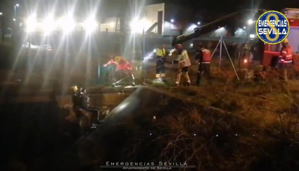 Bomberos rescatan a un adolescente tras resbalar en un canal
