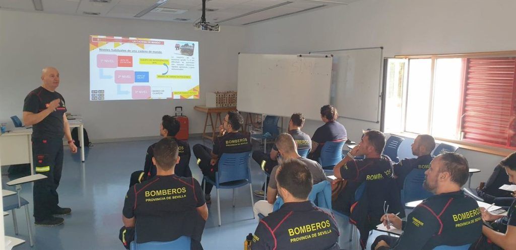 Bomberos de Sevilla inicia un curso de mandos para emergencias