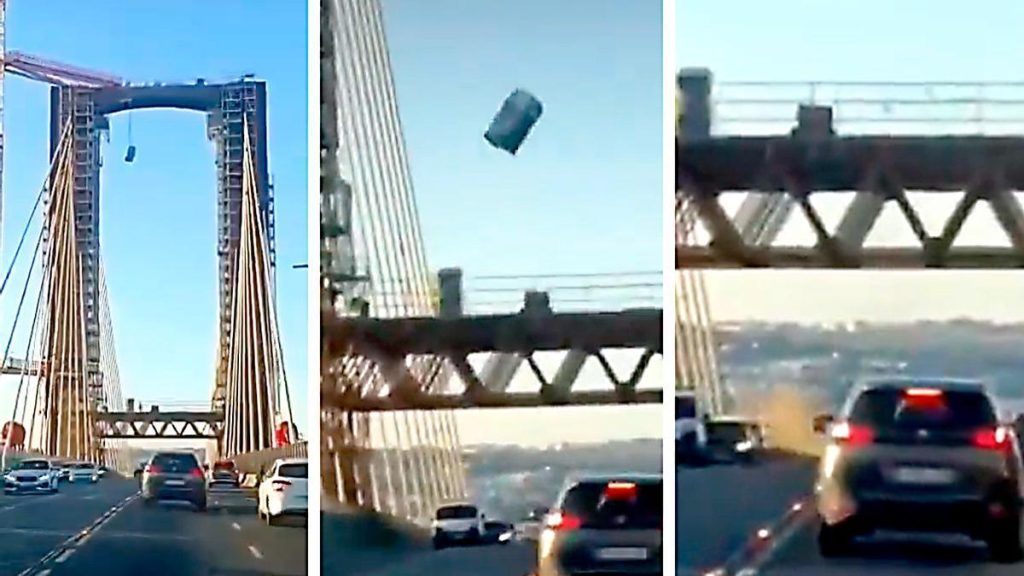 Cae un váter portátil del Puente del Centenario a la SE-30
