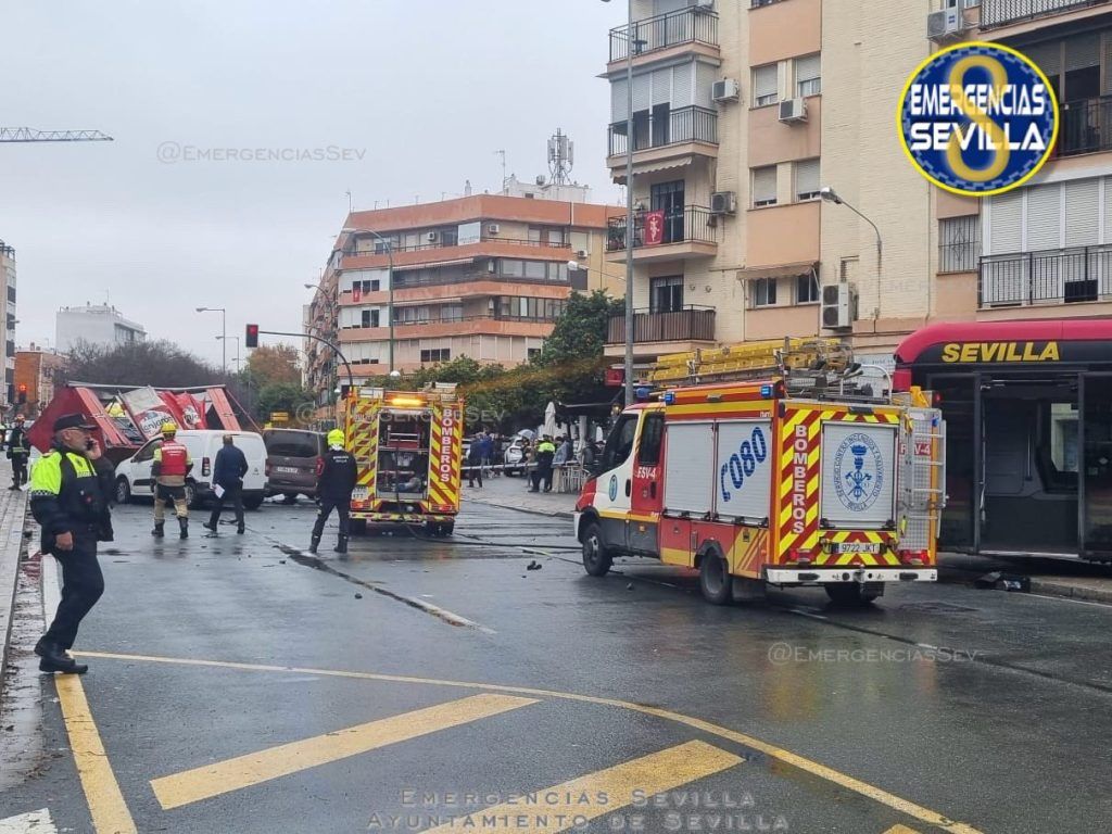 Un autobús urbano se empotra contra un local tras colisionar con doce vehículos
