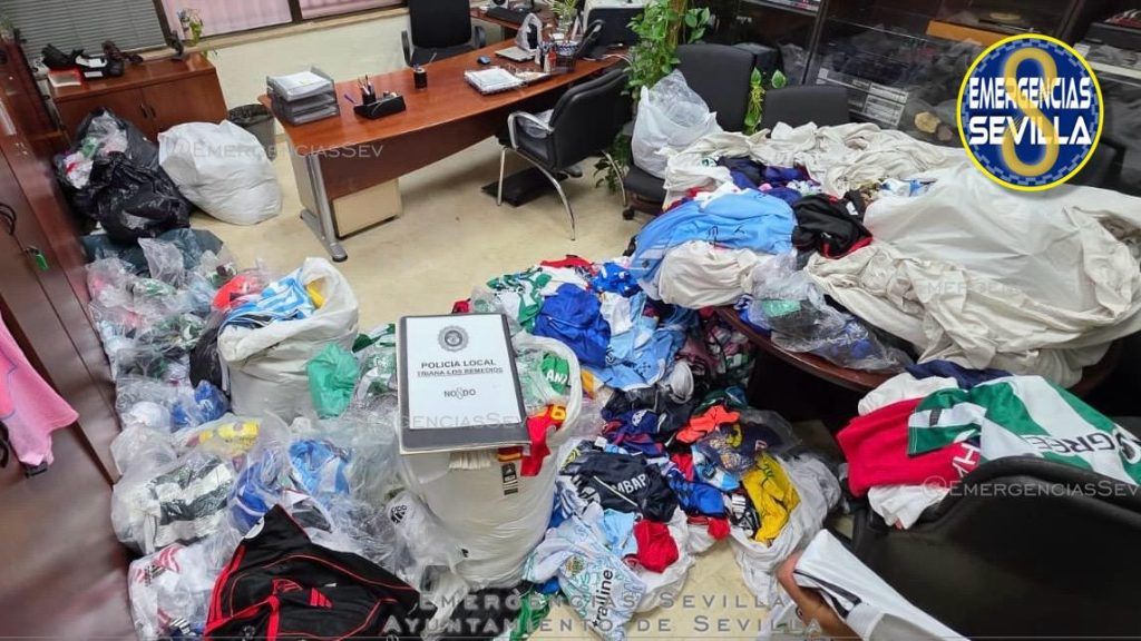 La Policía interviene 2.000 prendas falsificadas en la calle San Jacinto