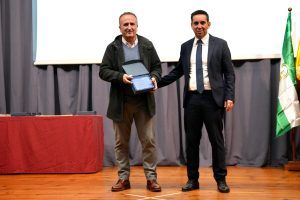 Manuel Ladrón de Guevara recibe su reconocimiento.