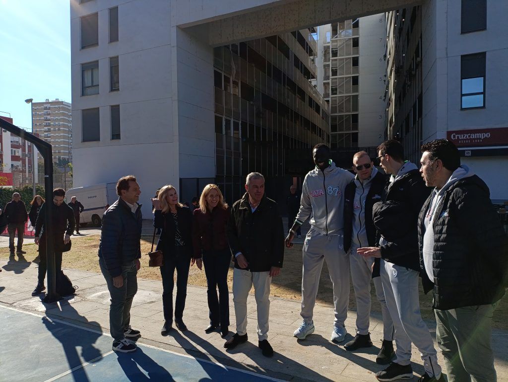 José Luis Sanz, junto a la delegada del IMD, María Tena, y los jugadores del Caja87, antes de la inauguración de la pista de la Avda. concejal Alberto Jiménez Becerril.