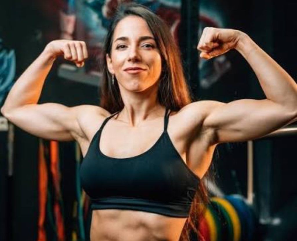 María Casas explica cómo hacer planchas abdominales correctamente