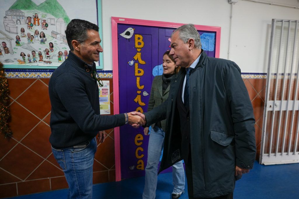 El Ayuntamiento invierte 170.000 euros en renovar los suelos del CEIP Manuel Canela