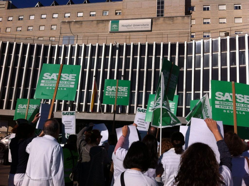 SATSE denuncia el hacinamiento de pacientes en los pasillos del Hospital de Valme