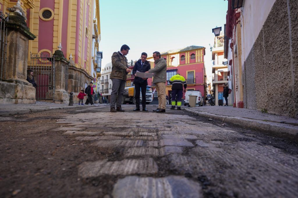 El Ayuntamiento restaurará la Plaza de San Ildefonso tras hallar adoquines del XIX