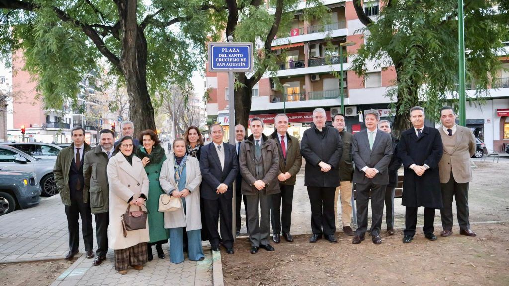 Sevilla dedica una plaza al Santo Crucifijo de San Agustín junto a San Roque