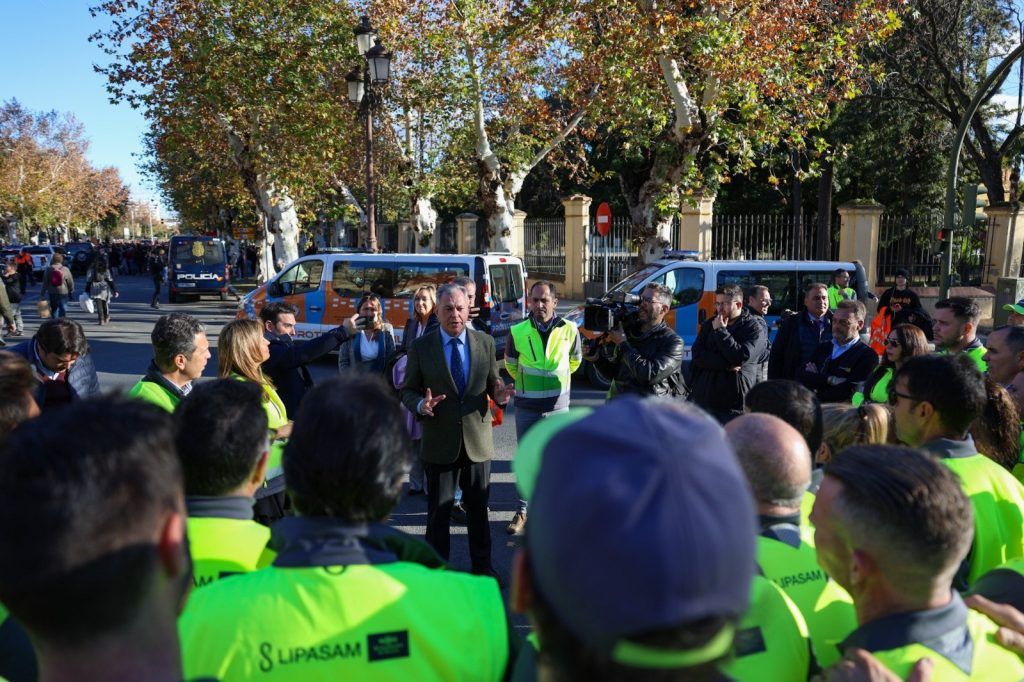 Sevilla refuerza la limpieza con 750 contrataciones y duplica el transporte en Navidad
