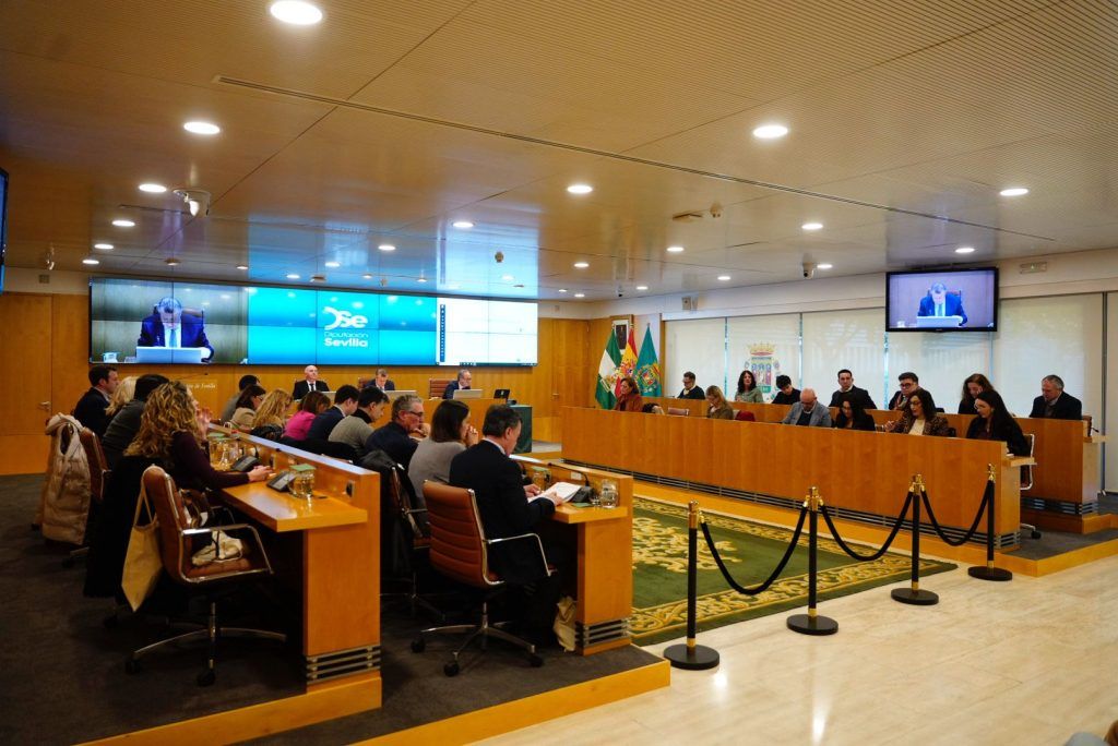 La Diputación aprueba 9,1 millones para renovar vehículos municipales y 7 para Aguas del Huesna