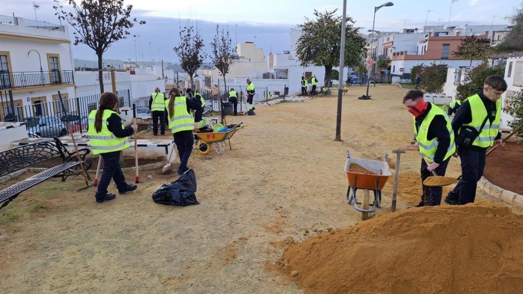 Alcalá de Guadaíra renueva la Plaza de España con trabajadores del plan de empleo verde