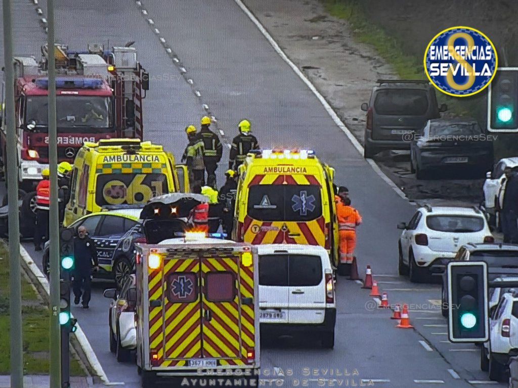 Un conductor de 57 años resulta herido leve tras volcar su turismo en Sevilla