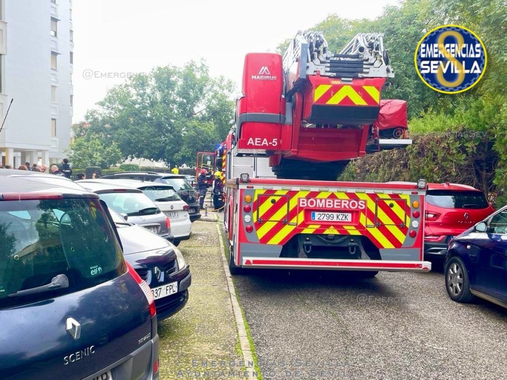 Un varón de 68 años resulta herido tras un incendio en su vivienda de Sevilla