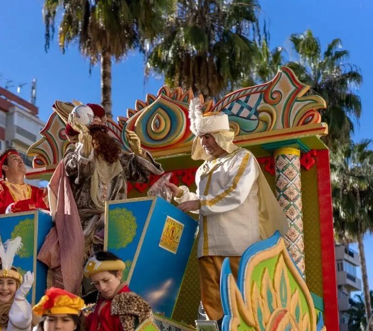 Antonio Muñoz encarna al Rey Gaspar en la cabalgata de Bami, Pedro Salvador y Elcano
