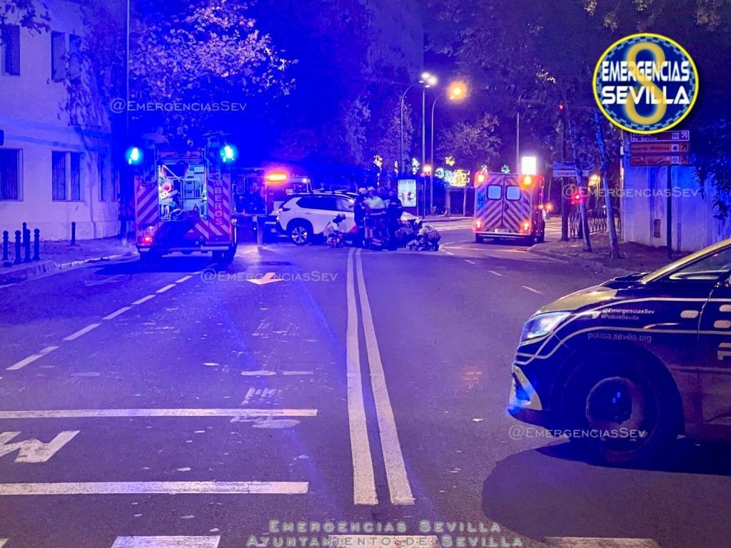Un conductor resulta ileso tras volcar su vehículo en la avenida Manuel Siurot