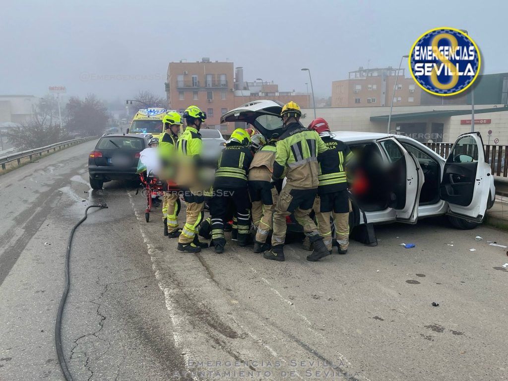 Un conductor ebrio provoca un accidente con tres vehículos en la A-8002