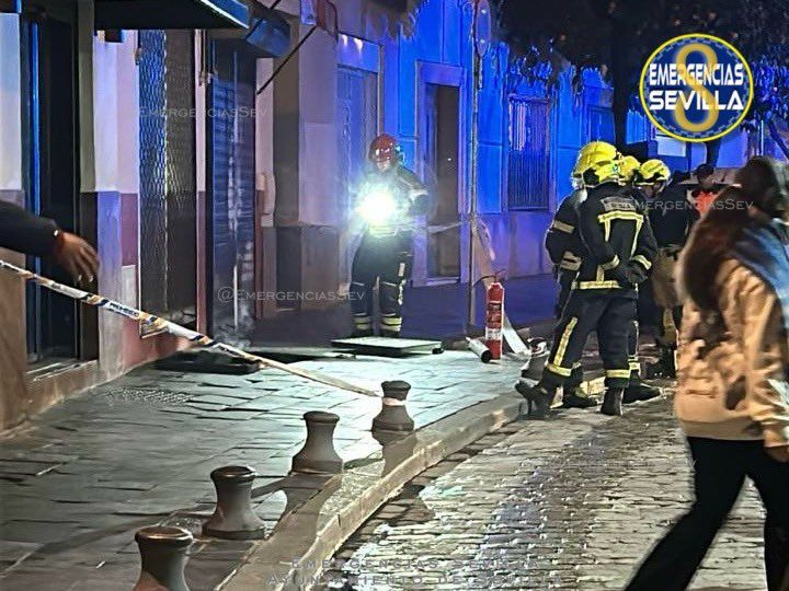 Una avería eléctrica en la calle Arfe deja sin luz a varios inmuebles