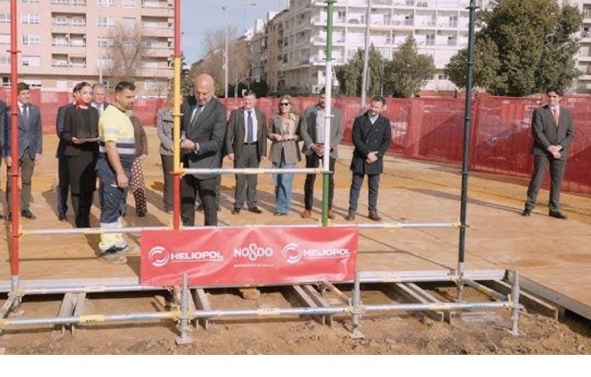 Sevilla inicia el montaje de la portada de la Feria de Abril inspirada en el Pabellón de Portugal