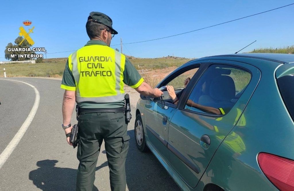 Un agente de la Guardia Civil resulta herido tras ser atropellado en un control en Osuna