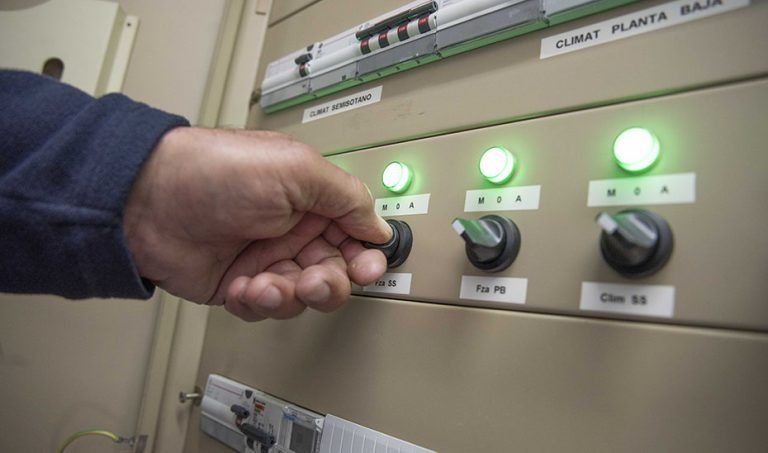 Andalucía impulsa dos planes que invertirán 42,6 millones en red eléctrica