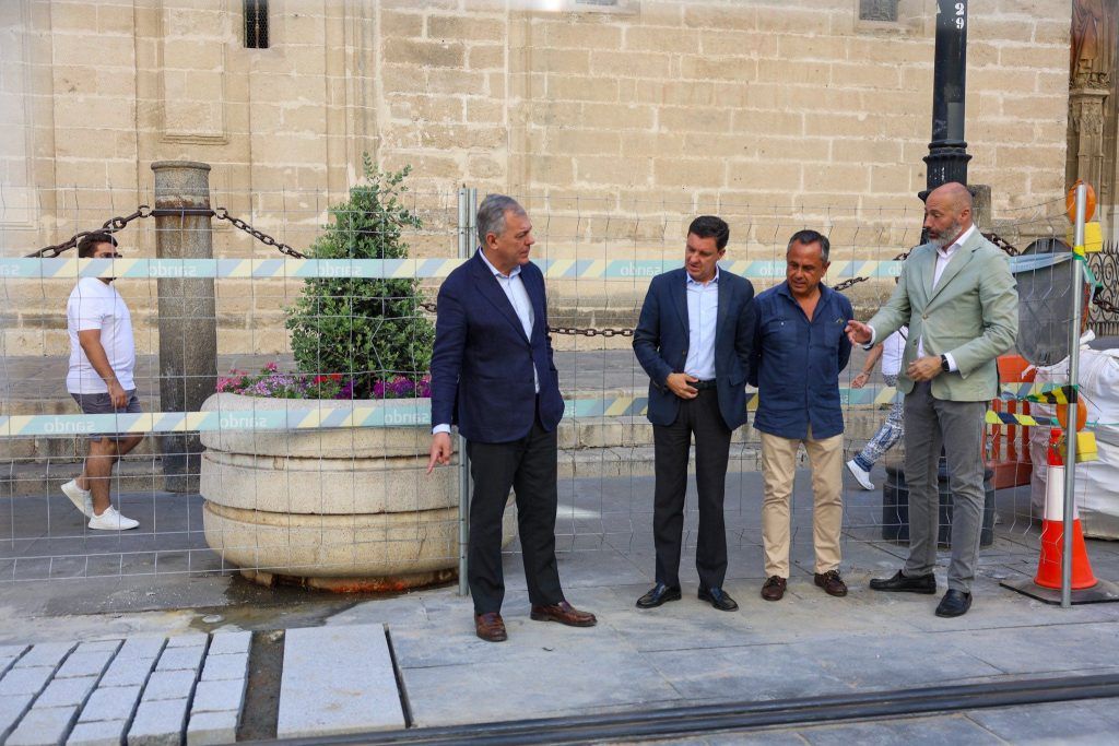 Urbanismo inicia la sustitución de losetas por adoquines en la Avenida de la Constitución