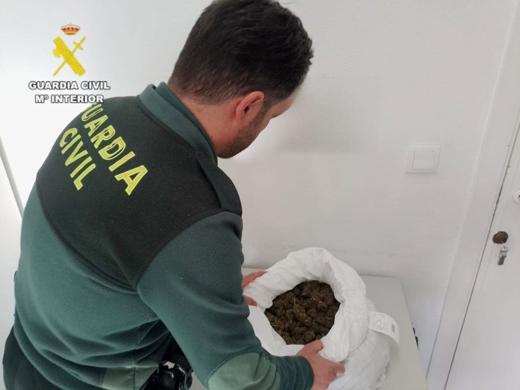 Le identifican por no tener puntos en el carné y acaban encontrando un kilo de marihuana