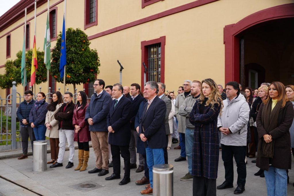 La Diputación de Sevilla guarda un minuto de silencio por las víctimas de Adamuz