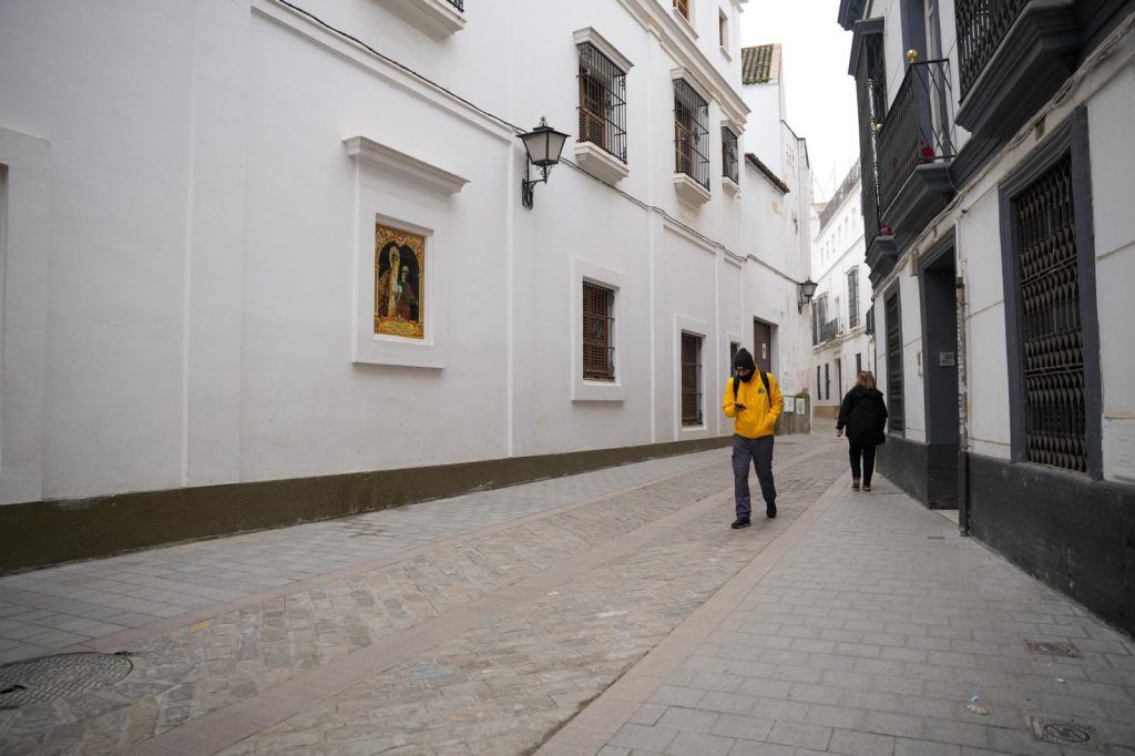 La calle Santa Ángela de la Cruz reabre como plataforma peatonal única