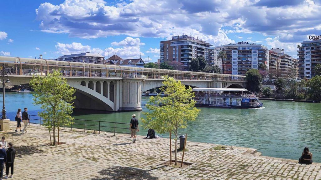 La instalación de toldos en el Puente de San Telmo se prolongará hasta mayo