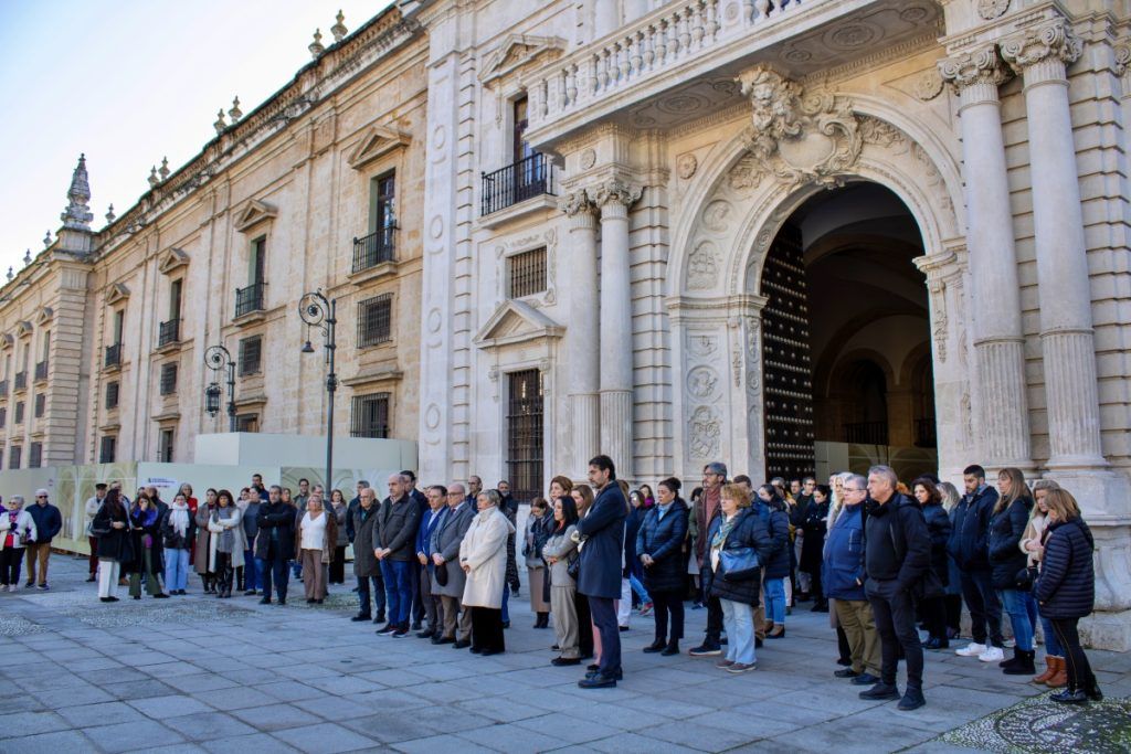La Universidad de Sevilla guarda un minuto de silencio por las víctimas de Adamuz