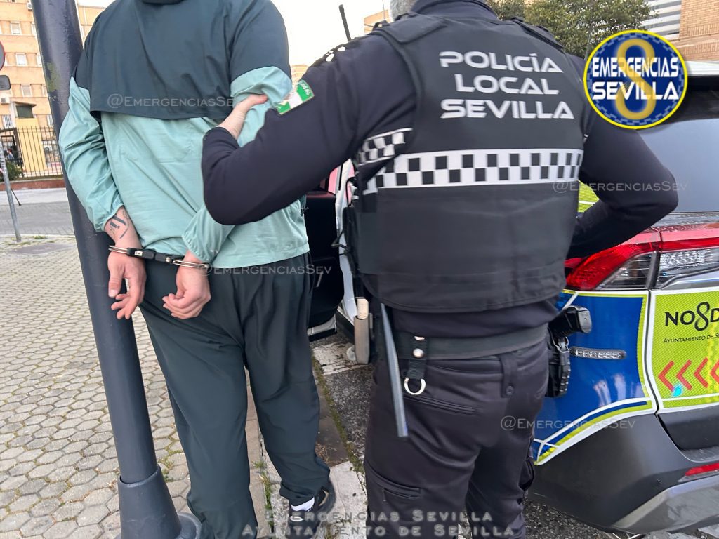 La Policía detiene a dos hombres con un kilo de hachís en Cerezo