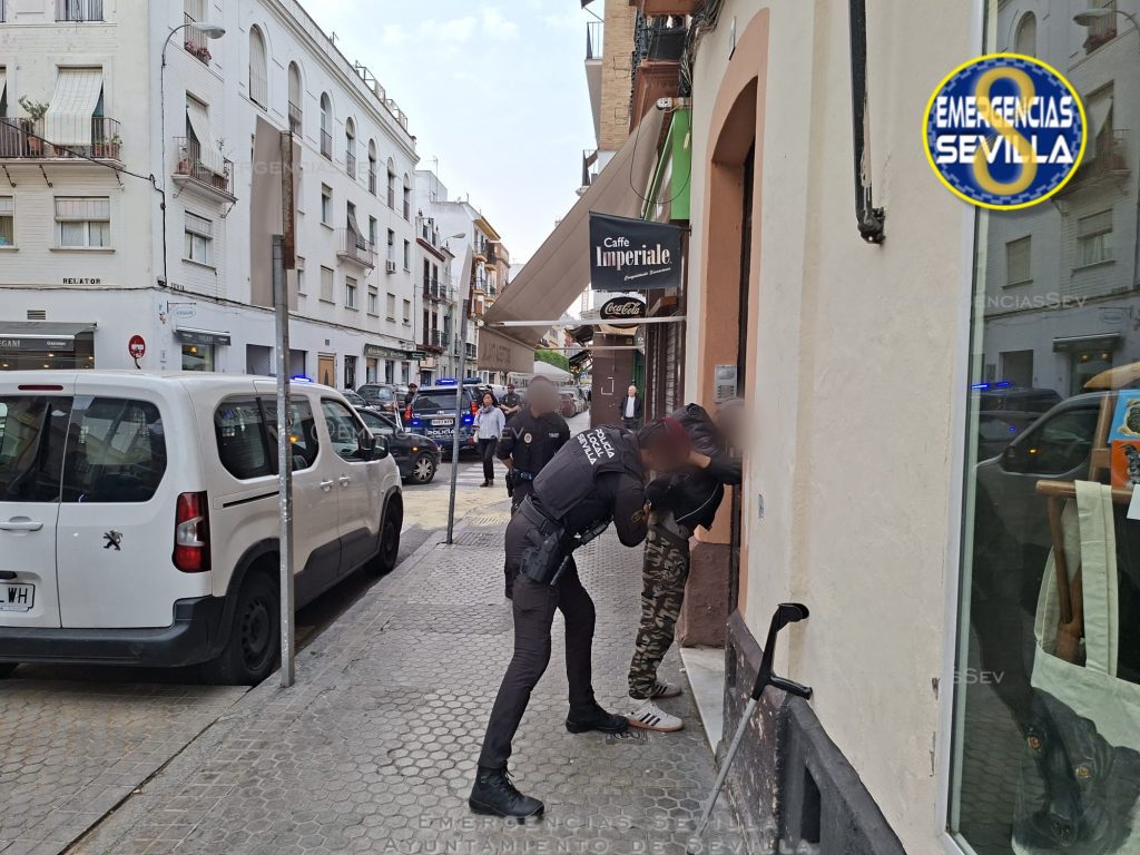 El GAR de la Policía Local de Sevilla detiene a dos personas y controla 140 en una semana