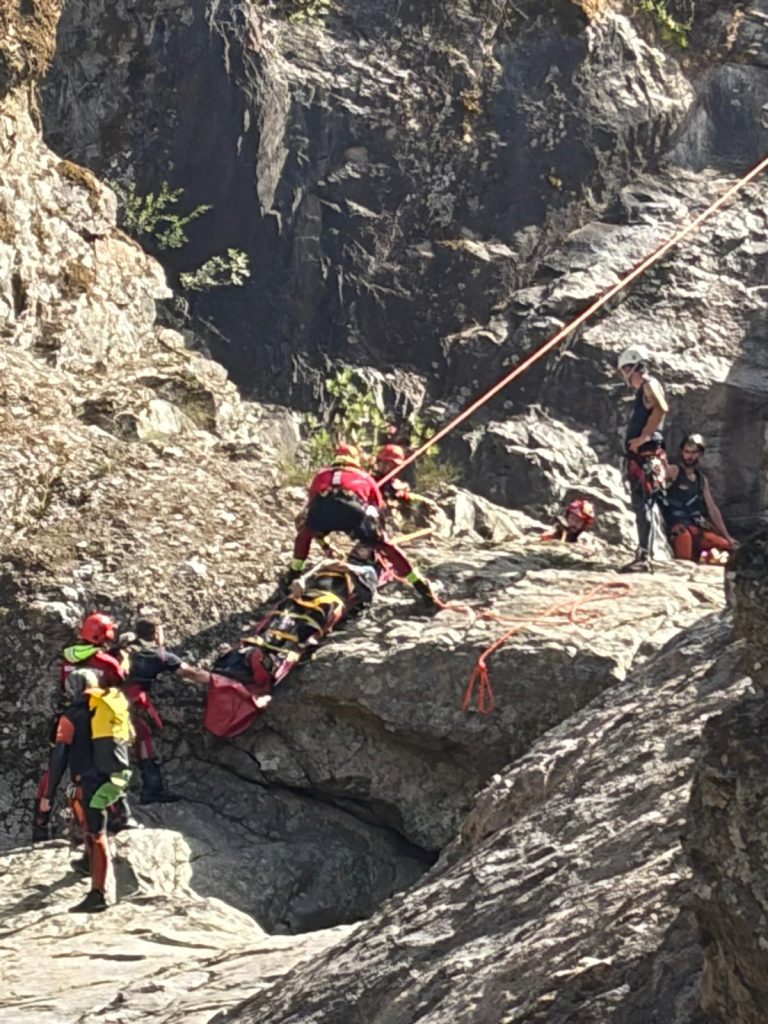 Bomberos del Aljarafe rescatan a un barranquista herido en el Arroyo Risco Blanco de Castilblanco