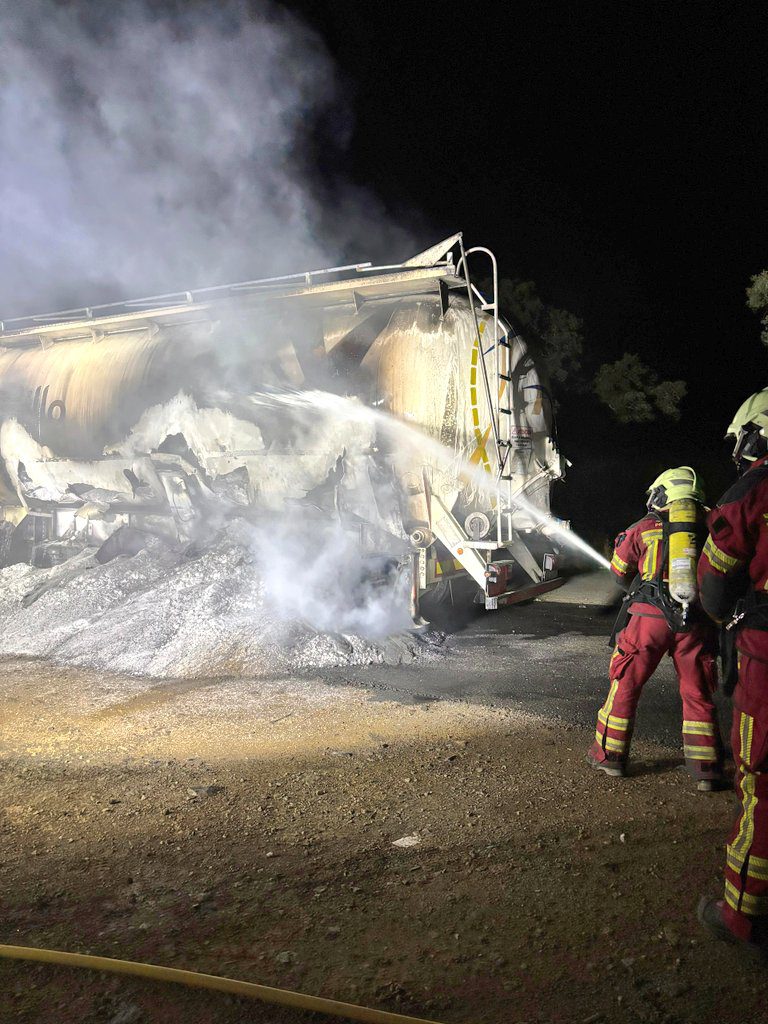 Rápida actuación de Bomberos del Aljarafe al sofocar el incendio de un camión