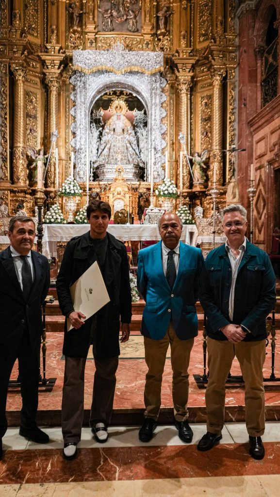 Andrés Roca Rey visita la Basílica de la Macarena en un acto de fervor