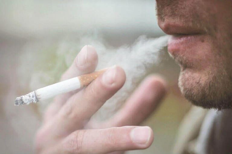 Una comunidad prohíbe fumar en balcones y patios comunes