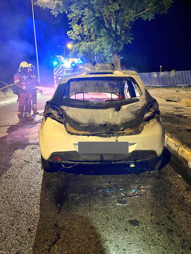 Bomberos del Aljarafe sofocan un incendio de vehículo en Bormujos con solo daños materiales